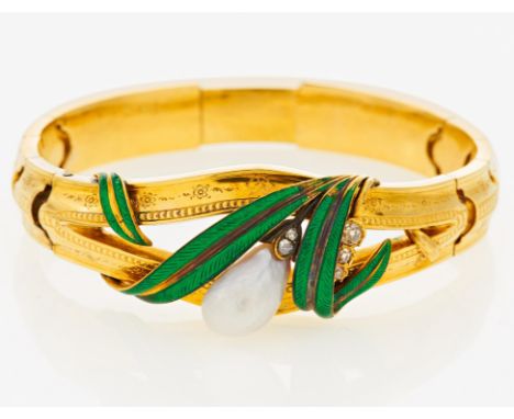 PEARL-ENAMEL-BANGLE. Europe, ca. 1890/1900. 750/- yellow gold, total weight: 34.5g. L.ca. 20.0cm. 3 diamonds in old-cut, 2 ro