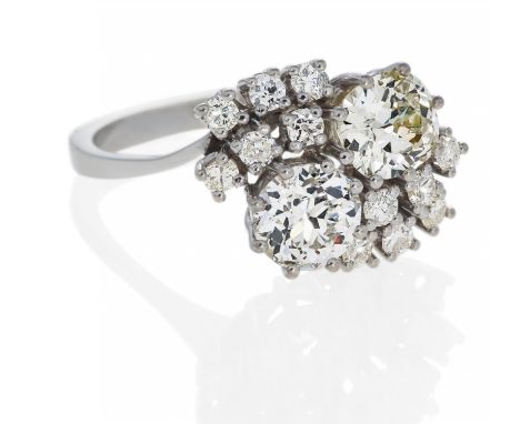 DIAMOND-RING. Germany, ca. 1980/90. 585/- yellow gold, total weight: 5.5g. EU-RM: 57. 1 old-cut diamond ca. 0.9ct O-P/ SI, 1 