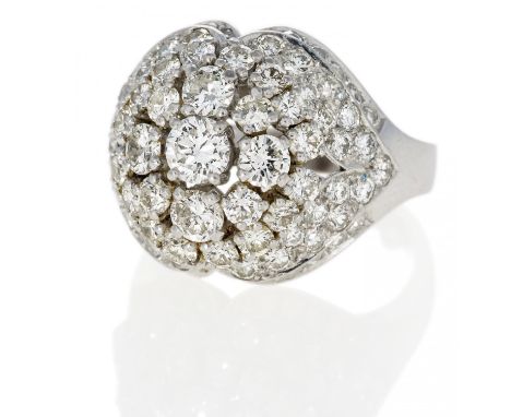 DIAMOND-RING. Germany, ca. 1970/80. Platinum, total weight: 17.0g. EU-RM: 54. 83 brilliants in total ca. 3.0ct J-K/ VS-P1.Hig