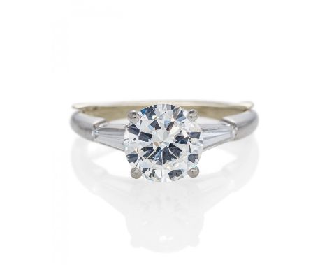 KERN, RENÉSolitaire-Ring. Germany, 1990/2000. Platinum, total weight: 6.0g. EU-RM: 55. 1 brilliant ca. 1.9ct G/ VVS, 2 diamon