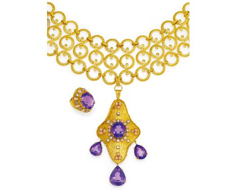 DEMI-PARURE: AMETHYST-CORAL-PENDANT NECKLACE AND RING. Presumably Germany, ca. 1970/80. 750/- yellow gold, total weight: 246.