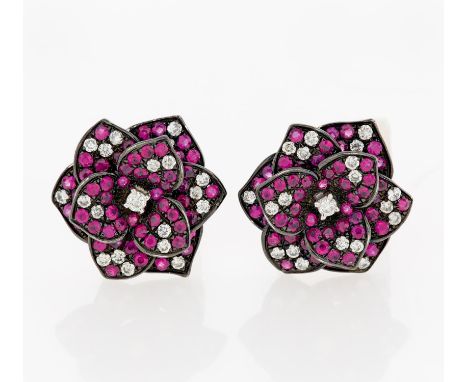RUBY-DIAMOND-EAR STUD CLIPS. Italy, ca. 2010. 750/- white gold, partly black enameled, total weight: 11.0g. D.ca. 1.9cm. 42 b
