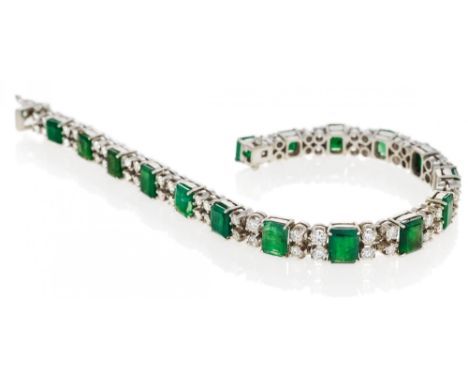 EMERALD-DIAMOND-BRACELET. Germany, ca. 1970. 750/- yellow gold, total weight: 26.5g. L.ca. 18.5cm. 64 brilliants in total ca.