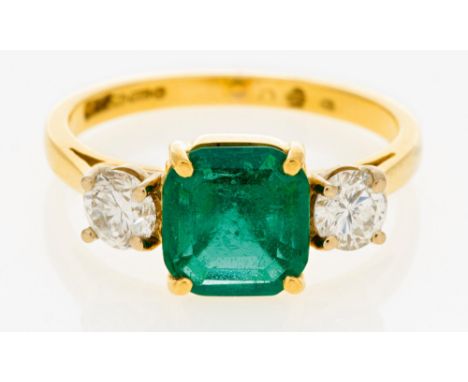 EMERALD-DIAMOND-RING. Presumably England, ca. 1970/80. 750/- yellow gold, total weight: 3.5g. EU-RM: 55. 2 brilliants in tota