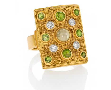 TRESKOW, ELISABETH1898 Bochum - 1992 BrühlPeridot-Chrysoberyl-Ring. Germany, ca. 1960. 750/- yellow gold, total weight: 14.0g