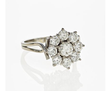 DIAMOND-RING. Germany, ca. 1970/80. 750/- white gold, total weight: 5.5g. EU-RM: 57. 1 brilliant ca. 0.5ct, 8 brilliants in t