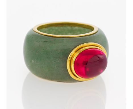 GEMSTONE-JADE-RING. Germany, ca. 2000. 750/- yellow gold, total weight: 14.0g. EU-RM: 57. 1 oval synthetic ruby cabochon ca. 