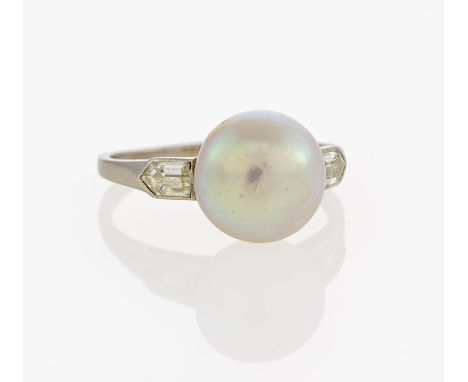 NATURAL PEARL-DIAMOND-RING. Central Europe, ca. 1920/30. Platinum, total weight: 3.5ct. EU-RM: 52.5. 2 diamonds in fancy-cut 