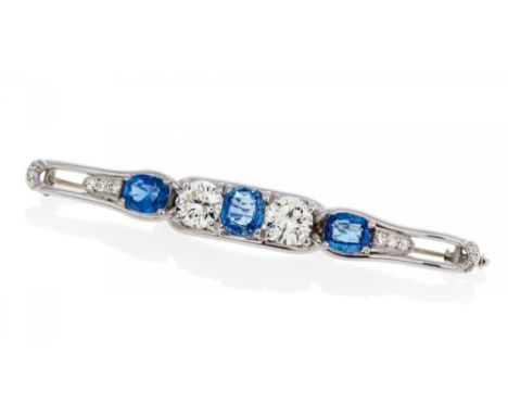 SAPPHIRE-DIAMOND-BROOCH. Germany, ca. 1970. 750/- white gold, total weight: 11.5g. L.ca. 7.5cm. 2 brilliants in total ca. 3.3