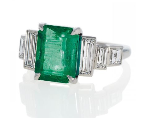 EMERALD-DIAMOND-RING. Germany, ca. 1970/90. Platinum, 4 diamond-baguettes in total ca. 0.8ct, 2 diamond carrés in total ca. 0