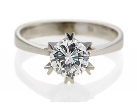 SOLITAIRE-RING. Germany, ca. 1980. 585/- white gold, total weight: 3.5g. EU-RM: 54.5. 1 brilliant ca. 1.1ct G/ SI1.Explanatio