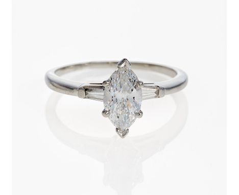 DIAMOND-RING. Germany, ca. 1980/90. Platinum, total weight: 5.0g. EU-RM: 60. 1 navette-cut diamond ca. 1.2ct, 2 trapezoid-cut