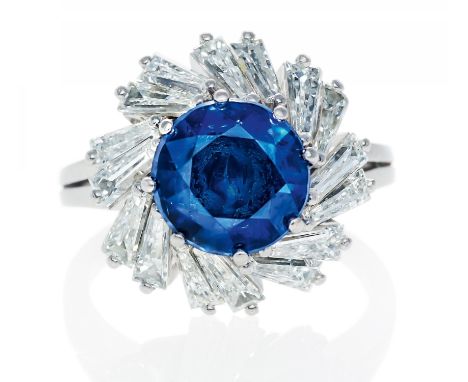 SAPPHIRE-DIAMOND-RING. Germany, ca. 1970. 900/- platinum, total weight: 9.0g. EU-RM: 47.5. 16 faceted diamond-trapezoids,1 ro