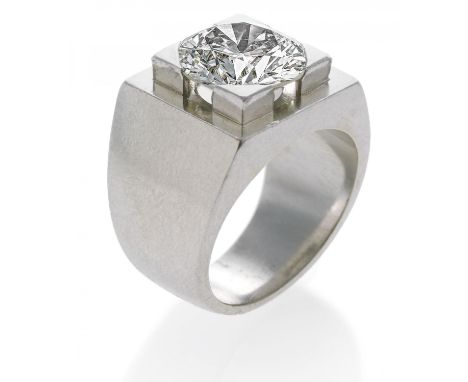 SOLITAIRE-RING. France, ca. 1960. 900/- platinum, total weight: 32.5g. EU-RM: 55. 1 transition-cut diamond ca. 5.2ct K/VS1.Ex