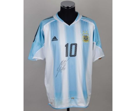 Diego Maradona replica white and blue Argentina autographed short-sleeved shirt, Adidas, XL, with v-neck collar and embroider