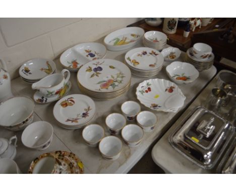 A quantity of Royal Worcester "Evesham" patterned dinnerware 
