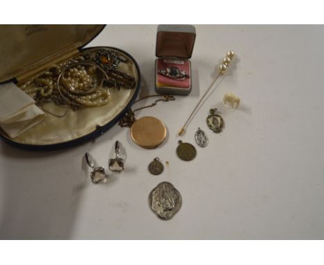 A tray of various jewellery to include pearl necklaces, religious pendants, silver bar brooch etc. 