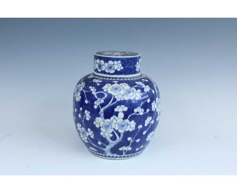 A Chinese blue and white “cracked ice and prunus” jar, Qing dynasty 19th century. With a matching cover. Height 25cm清19世紀 青花冰