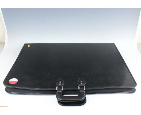 A black woodblock prints case, with no contents inside. Dimension: 72cm x 50cm (folded size)Good overall condition with a ful