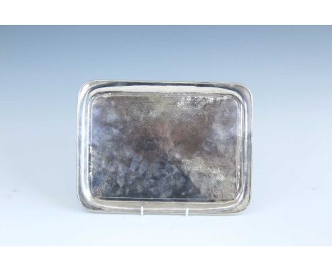 A Chinese silver serving tray, circa 1900, with a plain surface and no decorations. Marked 添劉 (Tian Liu) LH 90. Dimensions: 3