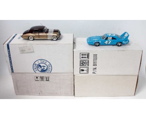 Four various boxed Franklin Mint 1/18 scale diecast vehicles and accessories to include a Bentley saloon, together with three