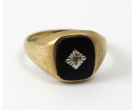 A gentlemen's 9ct gold dress ring with onyx stone set with small white stone, size W, approx 5g.