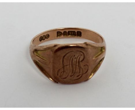 A 9ct rose gold gentlemen's signet ring, size Q, approx 4.1g.