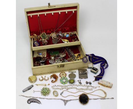 A quantity of mainly vintage costume jewellery to include brooches, chains, rings, necklaces etc.