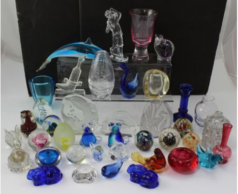 A quantity of glassware to include Dartington Crystal paperweight, Waterford Crystal golfer, a Caithness pink trumpet vase wi