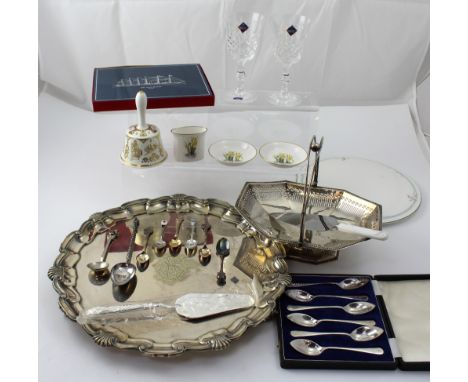 A quantity of mainly boxed ceramics to include Royal Worcester miniature vase and pin dishes, Royal Doulton large plate, Edin