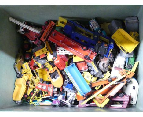 A tray containing a quantity of loose &amp; playworn diecast to include . Matchbox Kingsize QW Dart Dump Truck, K11 DAF car t