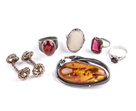 Small collection of jewellery comprising a white metal and amber brooch, stamped '925' to the mounts, 5cm overall, a pair of 