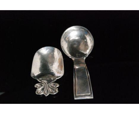 An Arts and crafts hallmarked silver caddy spoon with planished shovel bowl below stylised foliate terminal, London 1925, pos
