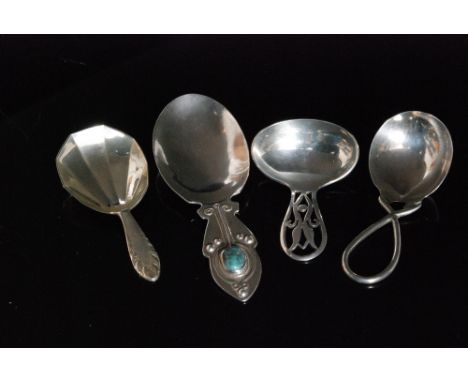 A hallmarked silver caddy spoon with oval bowl below pierced terminal with stylised floral detail, London 1926, Robert Pringl