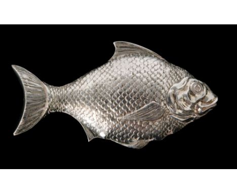 An Edwardian hallmarked silver and silver gilt caddy spoon naturalistically modelled in the form of a fish, Sheffield 1909, T