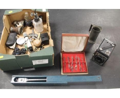 A TRAY OF COLLECTABLES TO INCLUDE BINOCULARS,KODAK CAMERA ETC