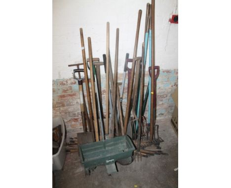 A SELECTION OF GARDEN TOOLS