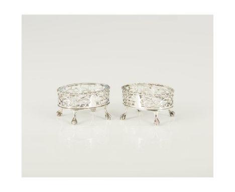 A pair of George III salt cellarsSilver 925/000Pierced decoration on claw and ball feetLondon city mark for 1767 and goldsmit