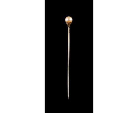 A Tie pin800/000 white goldSet with a cultured pearl and rose cut diamonds2 gHeight.: 7,5 cm