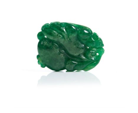 A small green jade carvingDepicting leafs, squirrel and Buddha's hand in relief China, 20th century3x4 cm