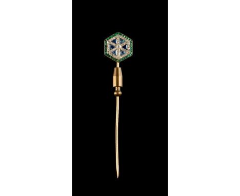 A Tie pinGoldSet with triangle-cut sapphires, emeralds, rose-cut diamonds and 1 brilliant-cut diamond20th century (early), Un