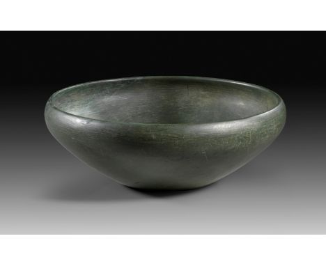 Große Schale. 1. - 2. Dynastie, circa 2920 - 2650 v. Chr. ø 21cm. Dunkelgrüner Siltstein. Glattwandige Schale mit nach innen 