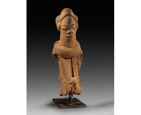 Oberer Teil einer männlichen Figur. Nok, Nigeria, 500 v. - 200 n.Chr. H 54cm. Rötlich-braune Terrakotta. Große, durchbohrte A