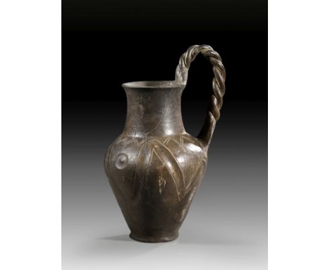 Frühetruskische Olpe. 2. Hälfte 8. bis frühes 7. Jh. v. Chr. H 27,6cm, ø Körper 15,1cm. Dunkelbraunes Impasto mit eingedrückt