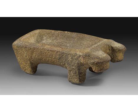 Basaltaltar. 2. Jahrtausend v. Chr. L 21,5cm, H 7cm. Basalt. Kleiner, rechteckig geformter Altar, der auf vier Beinen steht u