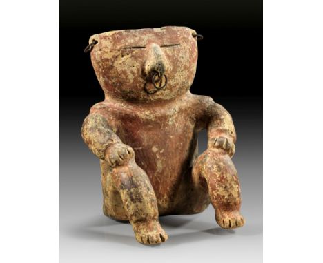 Hockender Mann. Quimbaya, ca. 1000 - 1500 n. Chr. H 19cm. Rötlicher Ton mit Resten schwarzer Bemalung. Massive Figur eines si