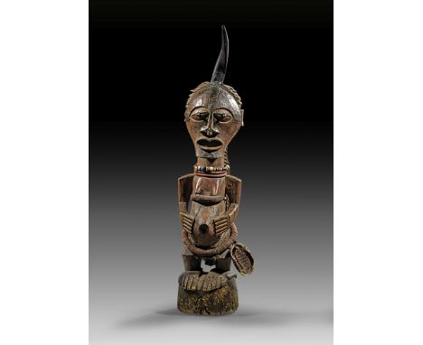 Zauberfigur ("Dorf-Fetisch"). Songe, D. R.  Kongo. H 61,5 bzw. 76cm mit Horn. Holz, Pangolin-Haut, Schildkrötenpanzer, Schmuc
