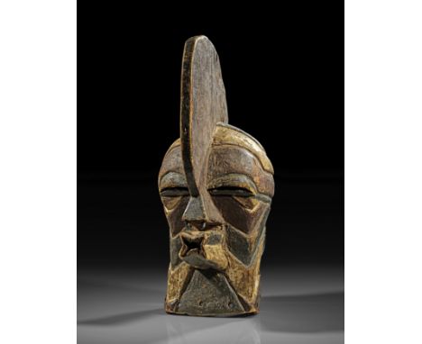 Große Maske im Kalebwe-Stil. Songe, D. R. Kongo. L 53cm. Holz, schwarz und weiß teilweise winkelförmig bemalt mit großem, sch