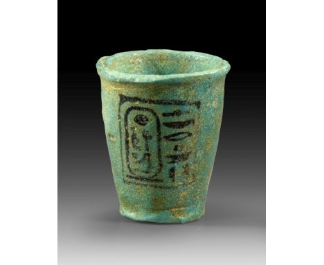 Votivbecher. Neues Reich, Zeit Ramses II., 1279 -1213 v. Chr. H 4,3cm. Türkisfarben glasierte Fayence. Votivbecher mit dem Th