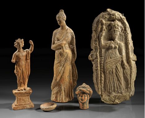 Kleine Sammlung von Terrakotten. Statuette einer jungen Frau. 3. Jh. v. Chr. H 26,6cm. Aus Fragmenten zusammengesetzt, dabei 